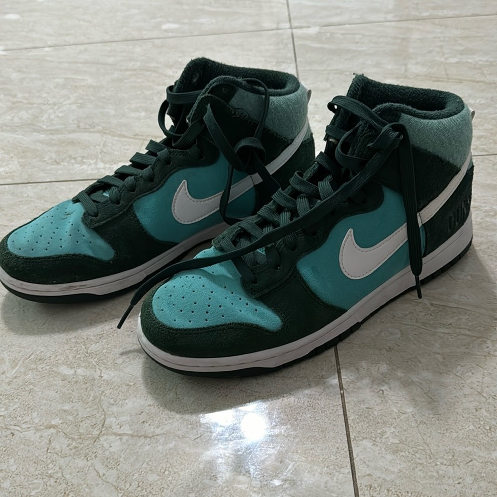 Nike Dunk High Retro SE
Athletic Club Pro Green